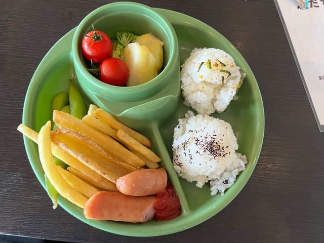 八ヶ岳自然文化園のキッズプレート　ミニおにぎりと野菜付き