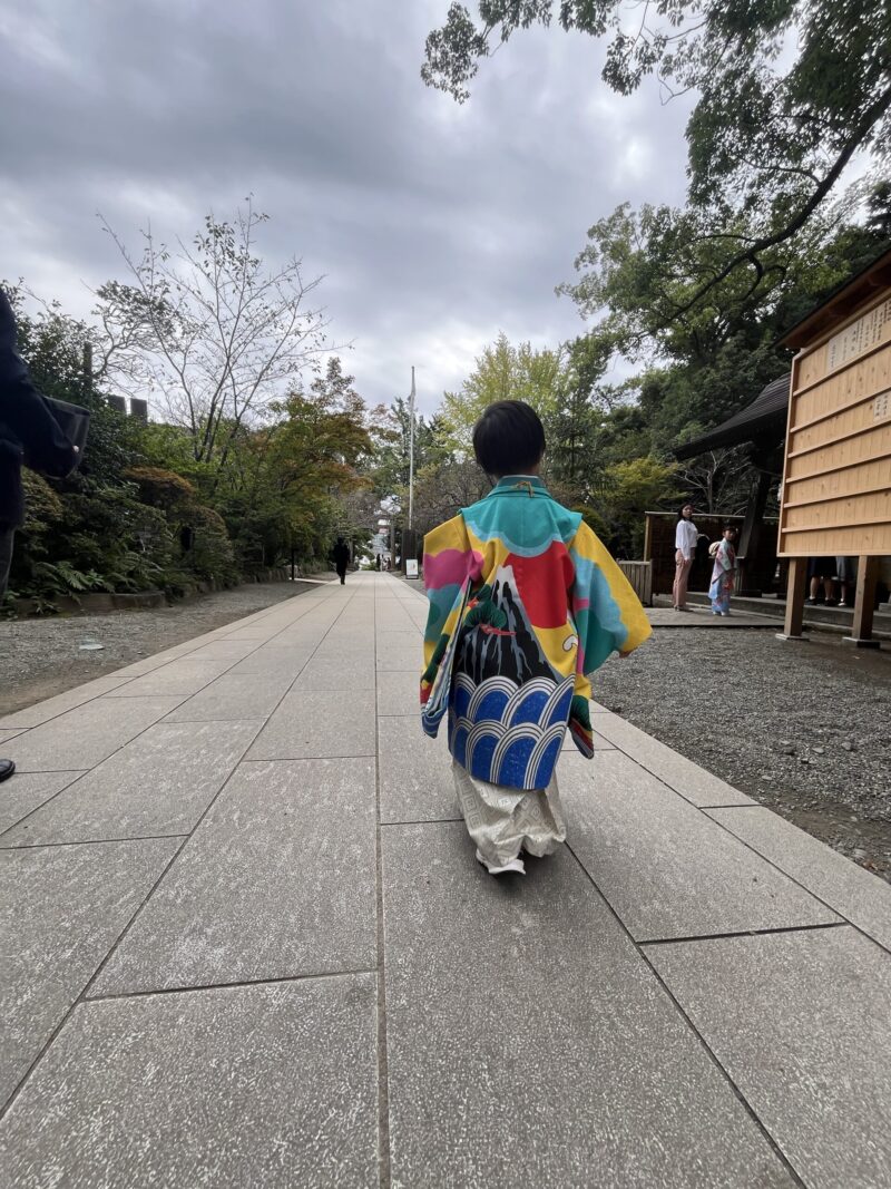七五三の袴を着た男の子が神社の参道を歩く後ろ姿