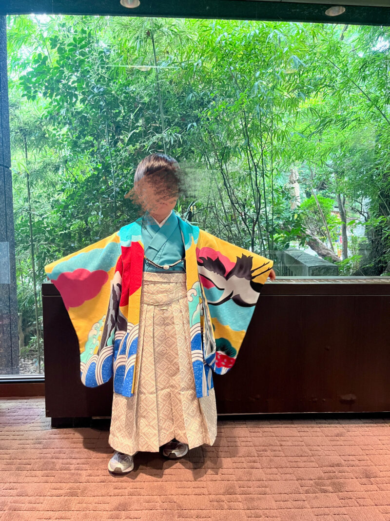 RENCAでレンタルした鮮やかな袴を着た5歳男の子